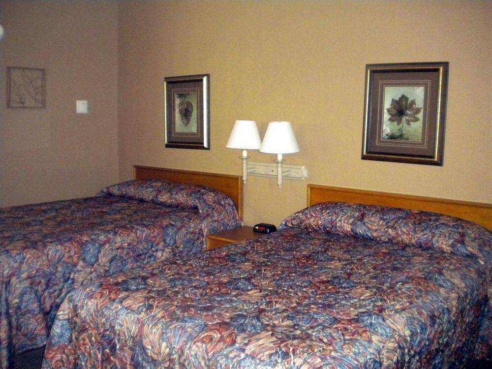 Chanhassen Inn Room photo