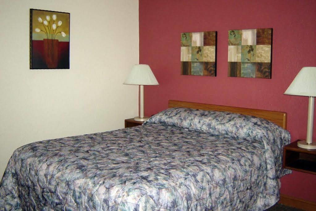 Chanhassen Inn Room photo
